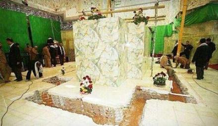 تصویر قبر مطهر امام حسین علیه السلام به هنگام نصب ضریح جدید